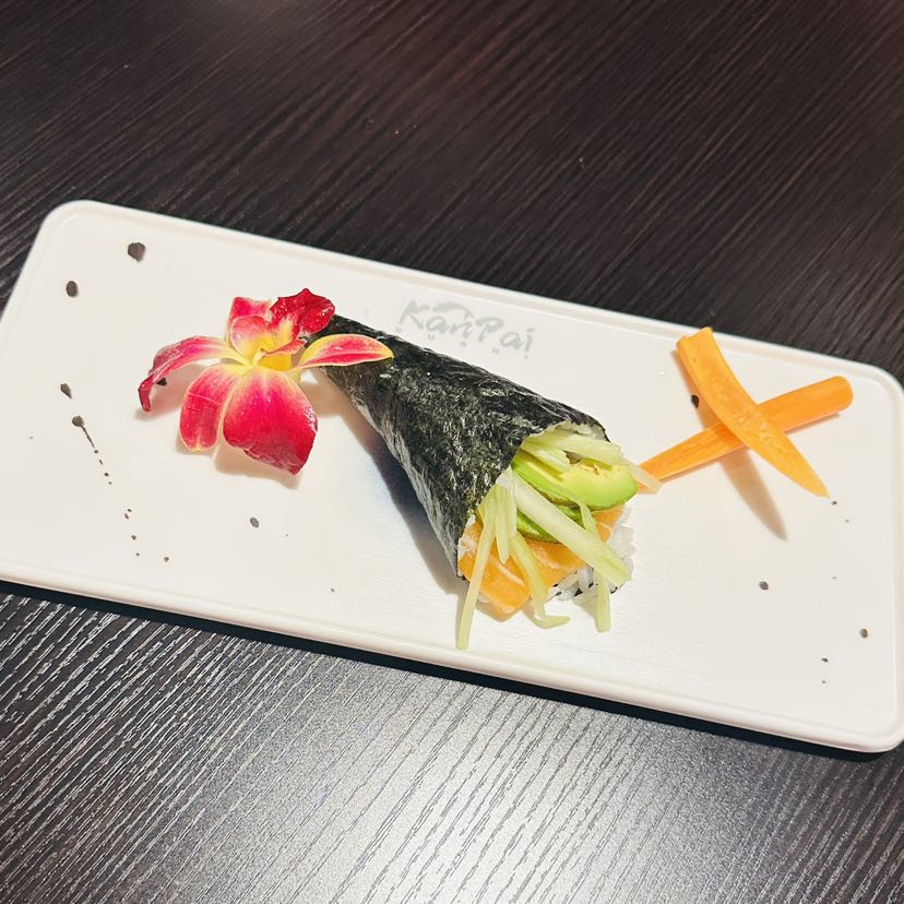 Salmon Handroll
